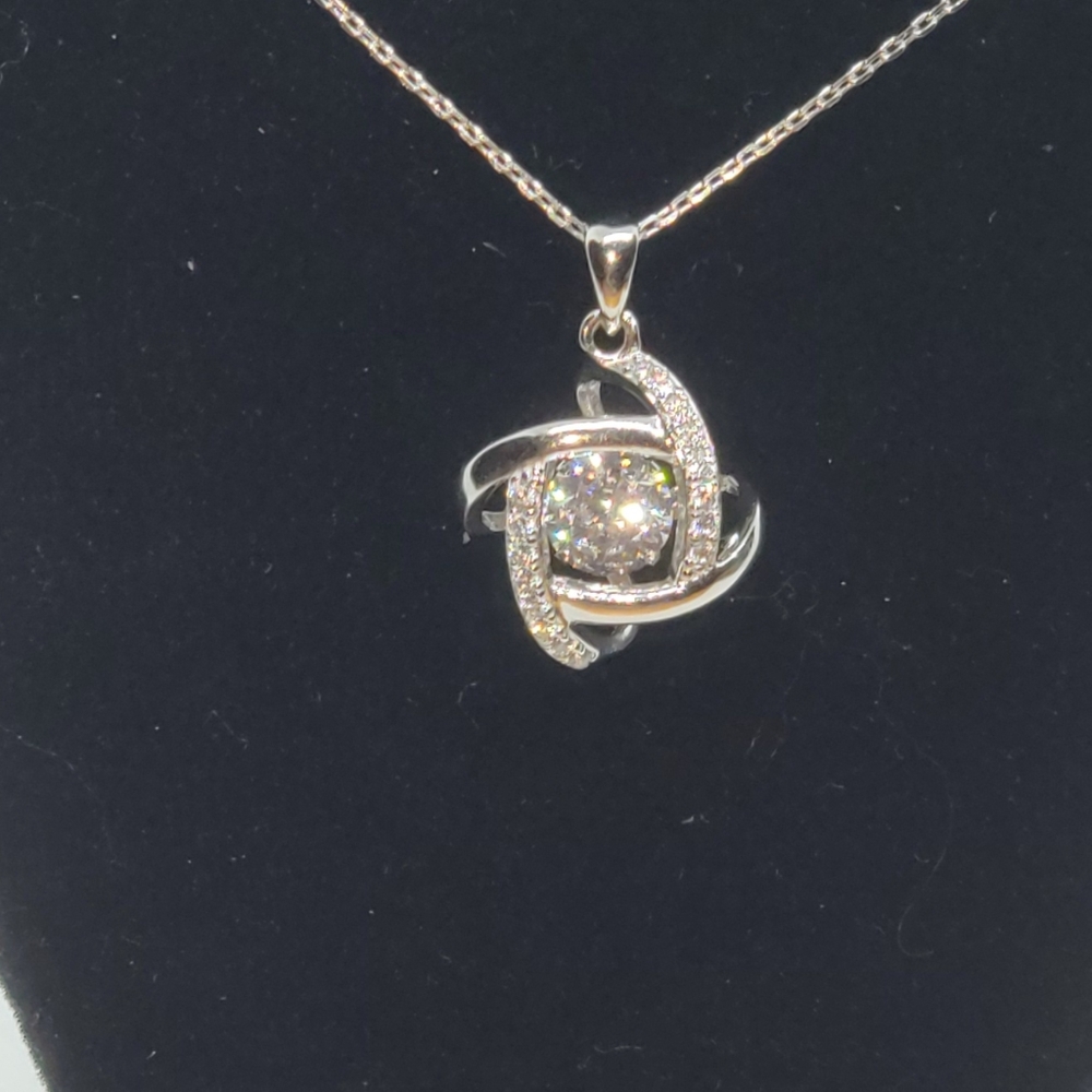 BEAUTIFUL "DANCING" GEM NECKLACE!!